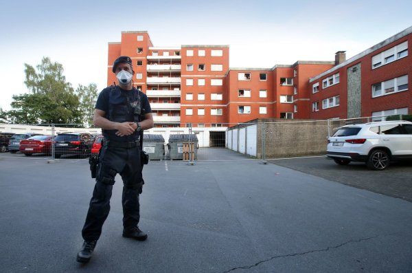 Die Polizei hat eine Siedlung mit Wohnhäuseren von Tönnies-Werkvertragsarbeitern in Verl-Sürenheide gesperrt. - © Patrick Menzel