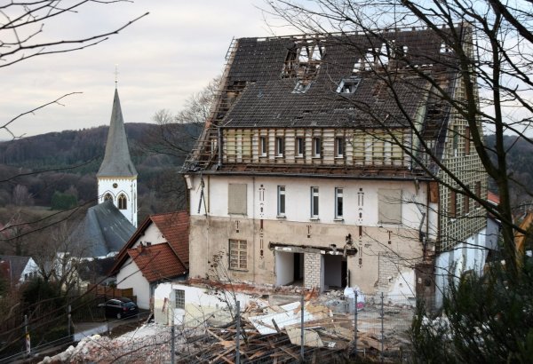 Abriss: Sorgfältig trennt die Abbruchfirma die Baumaterialien. Mitte Januar soll das Gebäude völlig verschwunden sein. - © Horst Biere