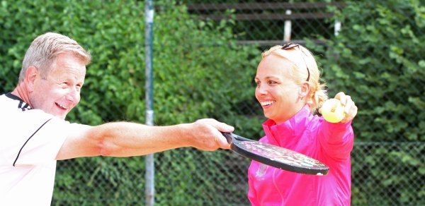 Tipps vom Experten: Sarah Bolsmann hält hier für Hans Voss den Tennisball. - © Sebastian Lucas