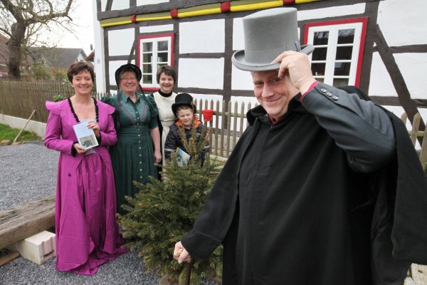 Vorfreude auf viktorianische Weihnachten: 2015 entstand diese Aufnahme, die den Initiator des Charles-Dickens-Festivals, Jens Spicher, mit (von links) Marion Schapeler, Barbara Hamann sowie Jana und Moritz Wegner zeigt. Das Festival soll auch 2020 stattfinden. - © Bernhard Preuß