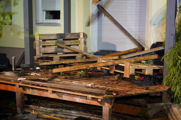 Die Partygäse wurden teilweise unter den Trümmern begraben, - © Freitag TV