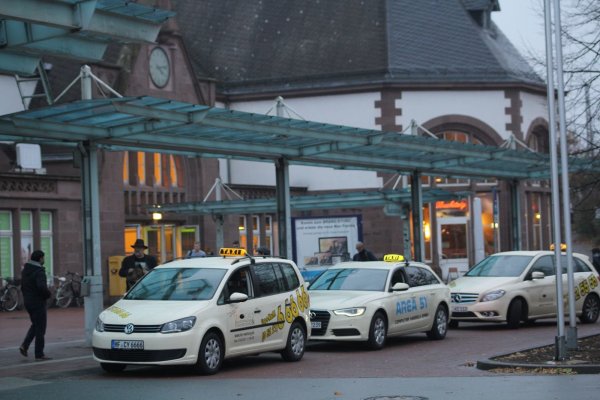 Am Herforder Bahnhof warten Taxen zu Stoßzeiten, von denen es derzeit allerdings wenige gibt. - © Johannes Hülstrung