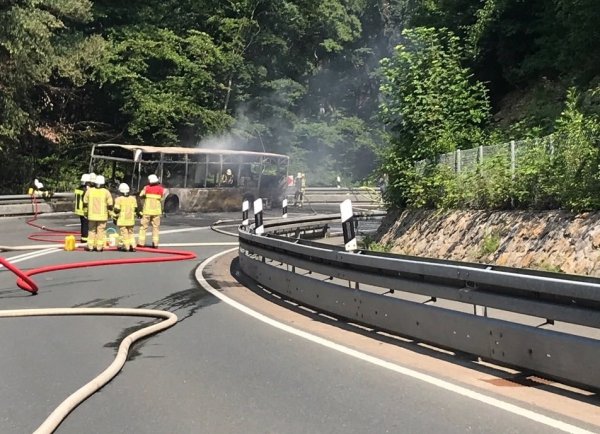 Ein Bus brennt: Zur Unterstützung wurde die Feuerwehr Lügde nach Bad Pyrmont gerufen. - © Feuerwehr Lügde