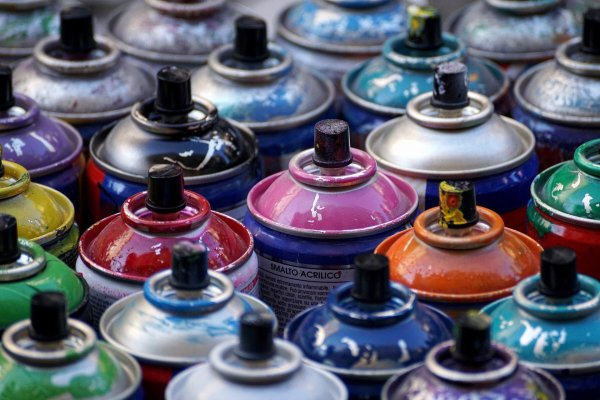 Sprayer haben Graffiti an die Wand der Schulmensa gesprüht. - © pixabay