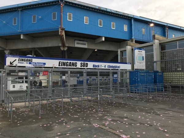 Hunderte Flyer vor dem Eingang der Schüco Arena in Bielefeld. - © Arminia Bielefeld