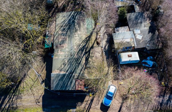 Auf dem Campingplatz Eichwald parkt vor der Parzelle mit der Campinghütte des mutmaßlichen Täters ein Polizeiauto. Rechts davon steht der Campingwagen, aus dem die verschwundenen Beweismittel, stammen. Die Aufnahme ist vom 24. Februar 2019. - © Archivfoto: Guido Kirchner/dpa