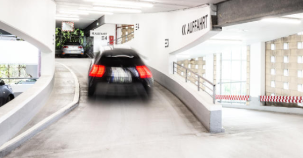 Deutlich heller nach dem Umbau: Das Parkhaus Zentrum am Ostertor ist im vergangenen Jahr saniert worden. Ein Ziel dabei war, unerwünschte Personen fernzuhalten. Dazu trägt offenbar auch die Videoüberwachung bei.  - © Stadtwerke Bad Salzuflen