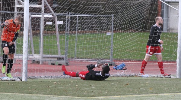 Der Ball will einfach nichts ins Tor: Mamadou Diallo (am Boden) und Felix Buba (rechts) ärgern sich. Links der Mastbrucher Joel Plasshenrich. - © Sebastian Lucas