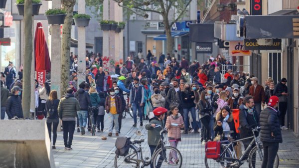 Knapp 27.900 Besucher wurden am vergangenen Samstag in der Fußgängerzone der City gezählt. Es sah gut gefüllt aus, wie auf diesem Foto vom Samstag. - © Sarah Jonek