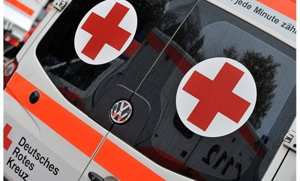 Der Wagen prallte mit der Beifahrerseite gegen einen Baum. - © dpa
