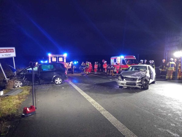 Ein Großaufgebot an Rettungskräften ist im Einsatz, um sich um die vielen Verletzten zu kümmern. - © Simone Flörke