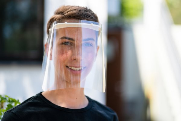 Bislang galten Visiere in NRW nicht als Ersatz für Masken. Doch nun macht die Landesregierung eine Ausnahme für Beschäftigte. - © picture alliance