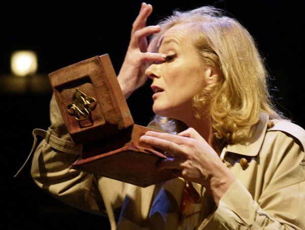 SO ODER SO IST DAS LEBEN – Hildegard Knef von und mit Gilla Cremer Regie Hartmut Uhlemann Klavier Gerd Bellmann. - © Arno Declair