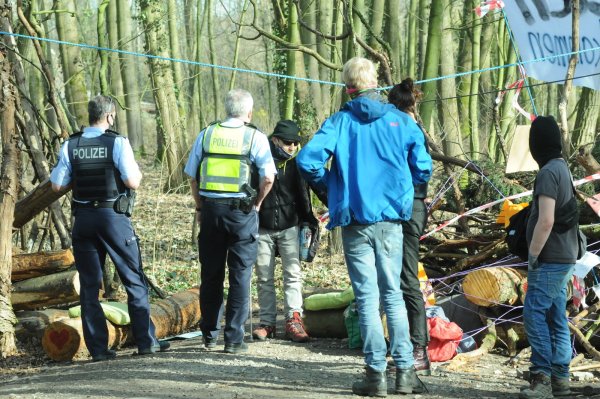 Beim Gang durch den besetzten Waldabschnitt wiesen zwei Polizeibeamte die Besetzer auf Gefahrenpunkte hin. Hervorstehende Äste könnten passierende Radfahrer verletzen, erklärten sie. - © Heiko Kaiser