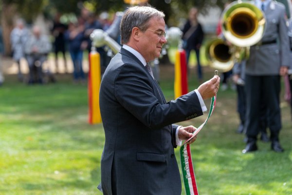 Ministerpräsident verleiht auf dem Schloßplatz der Panzerbrigade 21 „Lipperland“ der Bundeswehr das Fahnenband des Landes Nordrhein-Westfalen. - © Jannik Stodiek