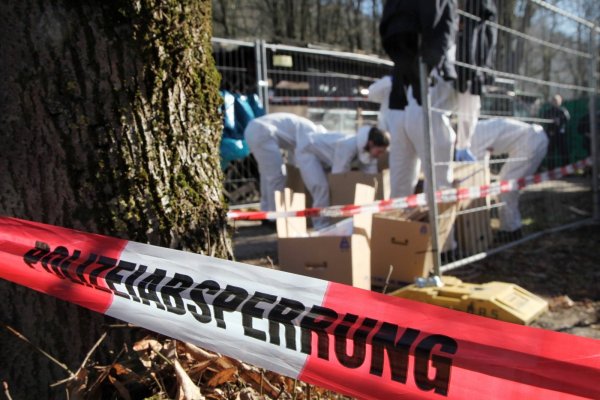 Ermittlungen in Lügde: Polizisten in Schutzanzügen bringen das Inventar von Andreas V. in einen Container. - © Bernhard Preuss