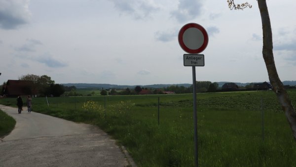 Das neue Baugebiet Brunsheide Süd-Ost soll über den Wagentronsweg von der Herforder Straße aus erschlossen werden. Anwohner der angrenzenden Straßen (hinten) kritisieren die Pläne. - © Birgit Guhlke