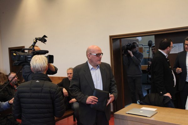 Der Angeklagte Rolf Herbrechtsmeier (Mitte) mit seinen beiden Verteidigern Ralf Sugland aus Bad Salzuflen (links) und Dr. Carsten Ernst.
aus Bielefeld im Saal 165 des Detmolder Landgerichts. - © Archivfoto: Bernhard Preuß