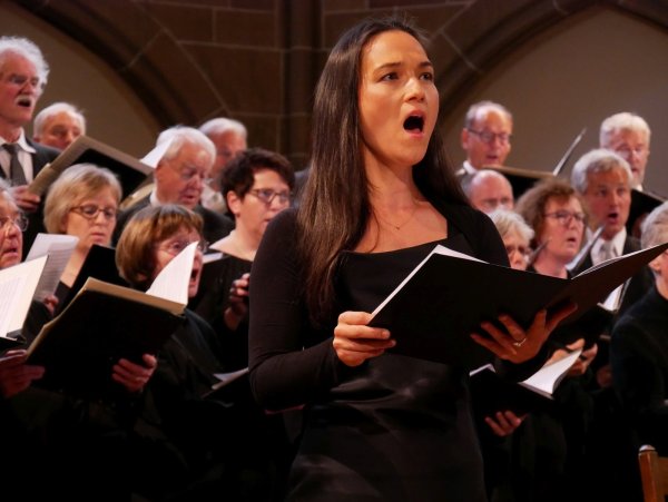 Beeindruckende Klangmalerei jenseits ausgetretener Pfade: Die Sopranistin Meike Leluschko verleiht dem Hugenottenpsalm von Bialas besonderen Glanz. - © Thomas Krüger