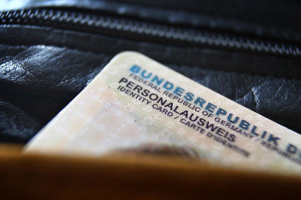 Deutscher Personalausweis: Bisher reicht ein Foto aus, bald soll der Fingerabdruck Pflicht werden. - © picture alliance