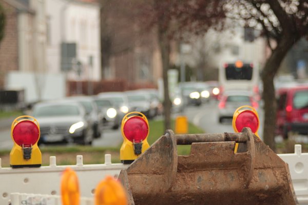 Ursache und Wirkung: Die Baustelle am Ostertor (im Vordergrund) verhindert momentan die Einfahrt in die Echternstraße – normalerweise der Schleichweg zur Herforder Straße. Deshalb quält sich der Verkehr dieser Tage besonders zäh über den Postkreisel (Hintergrund), den Bruchweg und die Gosebrede. - © Till Brand