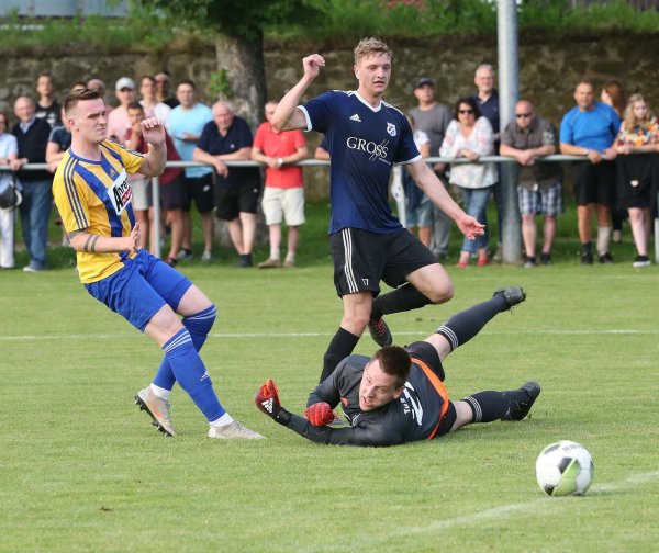 Knapp vorbei: Jannik Sprengelmeyer von der SG Hiddesen-Heidenoldendorf, TuS-WE-Lügde-Keeper Felix Wessel streckt sich. - © Paul Cohen