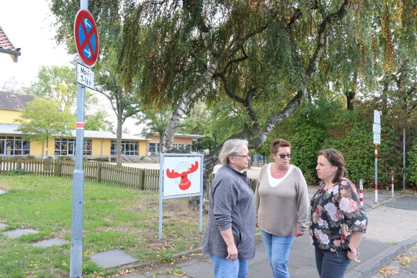 Vor der Grundschule im Halteverbot: (von links) Charlotte Zöllner, Anne Navarra und Karina Radant. - © Alexandra Schaller