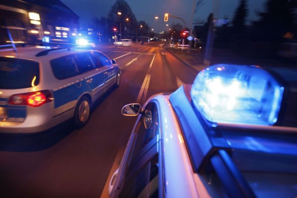 Streifenwagen eilten hinter dem Kleinwagen her, der von der Autobahn nach Bielefeld raste und wieder hinaus. - © Jens Reichenbach