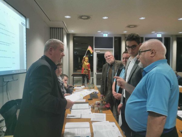 Kämmerer Hubertus Fricke (von links) und Bürgermeisterin Monika Rehmert diskutieren mit den Fraktionschefs Karl-Heinz Sievert (SPD), Manfred Stoller (UWE), Jannik Rehmsmeier (FDP) und CDU-Fraktionsvize Dr. Hermann Paulus. - © Sylvia Frevert