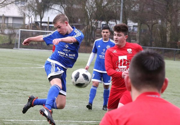 Abgezogen: Jerxens B-Jugendlicher Fabian Schlingmann zeigt seine Schusstechnik. Da staunt Ahlens Ömer Faruk Bulut. - © Paul Cohen