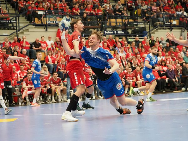 Christian Klimek setzt sich gegen Gunnar Dietrich durch und erzielt einen seiner sechs Treffer.
Foto: Bermel/Eibner-Pressefoto - © Eibner-Pressefoto / Michael Bermel