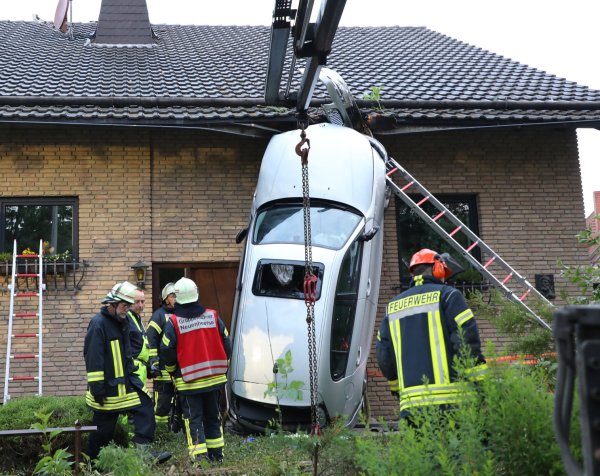 Ungewöhnlicher Anblick: Das silberfarbene Unfallfahrzeug stand vertikal an der Hauswand. - © Simone Flörke