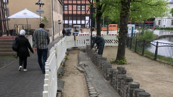 An der Ameide ist das neue Stromkabel bereits verlegt. Derzeit laufen die Pflasterarbeiten, um die Oberfläche wierder herzustellen. - © Jana Beckmann