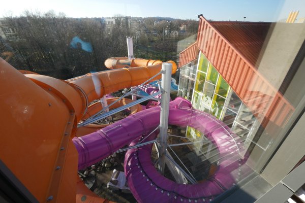 Der neue Rutschenturm bietet einen Ausblicka auf Detmold. Die gelbe Röhre ist die alte Rutsche, die margentafarbene die neue. - © Jost Wolf