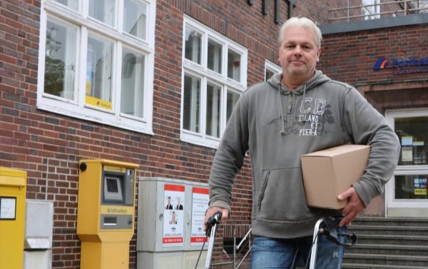 Rolf Biehl vor der Postfiliale in Bad Salzuflen. - © Alexandra Schaller