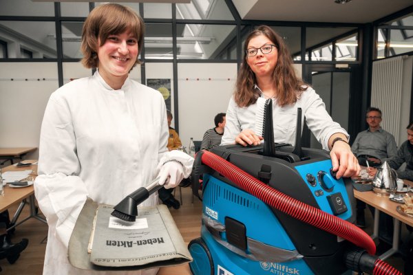 Multitalent: Friederike Nithack (links) und Birgit Geller von der LWL-Restaurierungswerkstatt zeigen den lippischen Archivaren das neue Arbeitsgerät – einen Staubsauger mit ganz besonderen Fähigkeiten. - © Torben Gocke