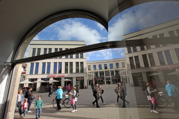 Im Spiegel der Öffentlichkeit: das Geschäftshaus am ehemaligen Hertie- und Karstadt-Standort. - © Bernhard Preuss