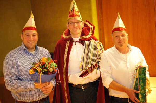 Voller Vorfreude blicken (von links) Vorsitzender Michael Braattz (stellvertretend für Rainer Wagenschieber, der wegen eines Trauerfalls nicht dabei sein konnte), Prinz Markus Jacobi und Bauer Axel Kleemann auf die kommende Karnevalssitzung. - © Nicole Ellerbrake