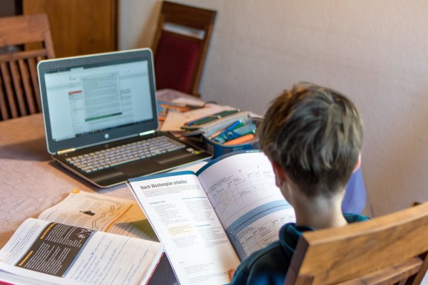 So gut ausgestattet wie dieser Schüler sind nicht alle Kinder und Jugendlichen, die aktuell zuhause lernen müssen. - © picture alliance