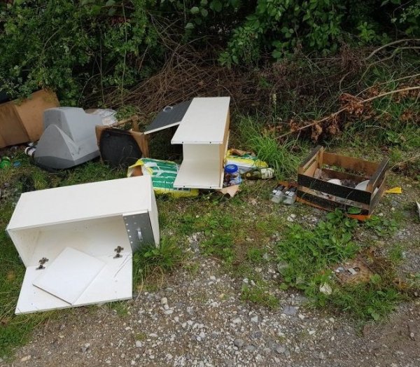 Illegale Entsorgung in und neben öffentlichen Tonnen. - © LZ-Archiv