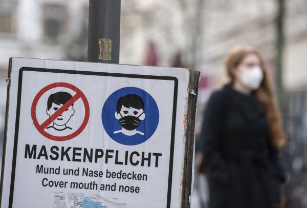 In den größeren Städten in OWL - etwa in Bielefeld, Paderborn, Gütersloh, Detmold und Herford - herrscht in den Innenstädten eine Maskenpflicht. - © dpa