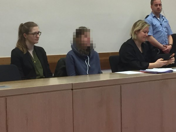 Verteidigerin Stephanie Risse (rechts) und ihre Kollegin Sabrina Kruse (links) mit der 32-jährigen Mandantin.  - © Erol Kamisli