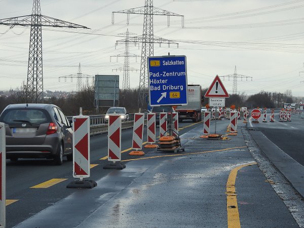 Hier steht noch ein Schild: Zu Beginn des Ausfahrtsbereichs der A33 auf die B1 weist eine Ausfahrttafel auf die Fahrtrichtungen hin. - © Marc Köppelmann