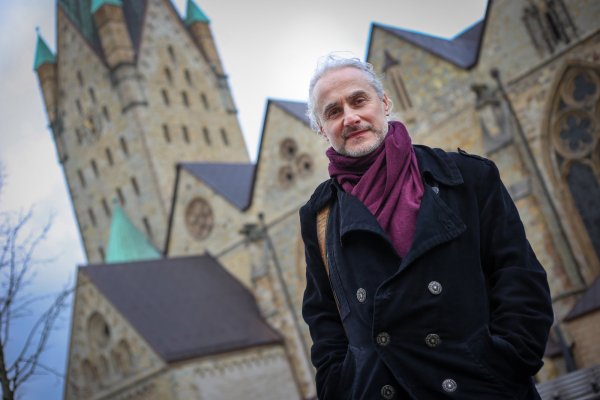 Priesterkind Tomasz Kucharski vor dem Paderborner Dom. - © Niklas Tüns