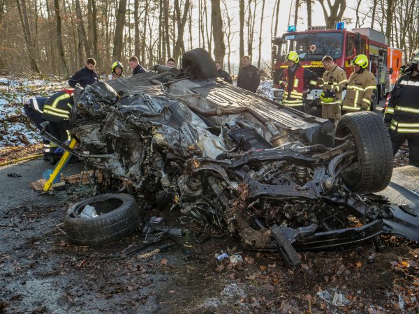 Bei dem Unfall hat sich der Jaguar überschlagen und blieb auf dem Dach liegen. - © Ralph Meyer