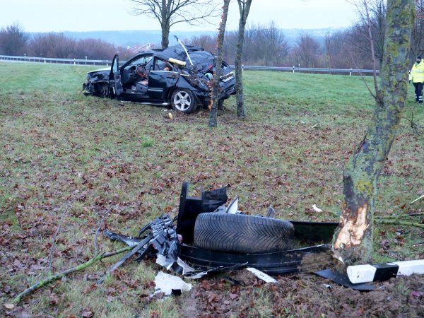 Das Vorderrad des Autos wurde durch den Aufprall gegen einen Baum abgerissen. - © Ralph Meyer