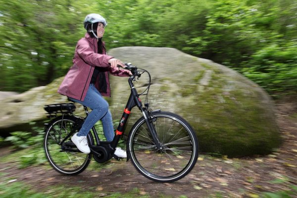 Radeln macht Spaß: Hempelmann-Mitarbeiterin Alina Bender fährt mit dem ersten Lippe-Rad durch den Wald an den Johannissteinen in Lage. - © Bernhard Preuss