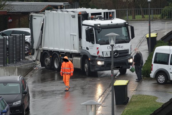 Nicht nur in Detmold gab es Probleme - auch in Lemgo stellte sich der Müllwagen bei der Abfuhr der Gelben Tonne quer.  - © Axel Bürger