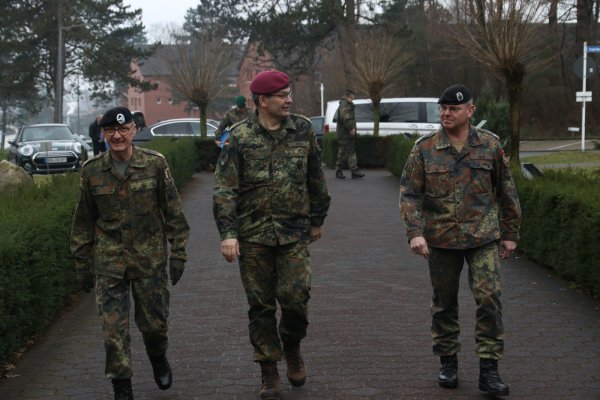 Dienstantrittsbesuch in Augustdorf: Generalleutnant Mais (Bildmitte)
wird durch Brigadegeneral Ansgar Meyer (links) und Obers Jochen Geck
in Augustdorf begrüßt. Quelle: Bundeswehr / Martin Waltemathe - © Cordula Gröne