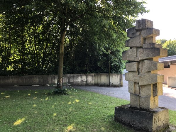 Das Gelände, auf dem das muslimische Grabfeld entstehen soll, liegt hinter der Mauer. - © Sven Kienscherf